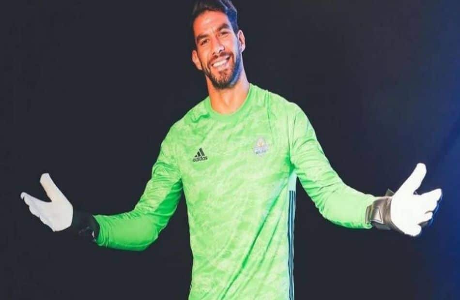 بيراميدز يوقع غرامة مالية على شريف إكرامي.. لهذا السبب