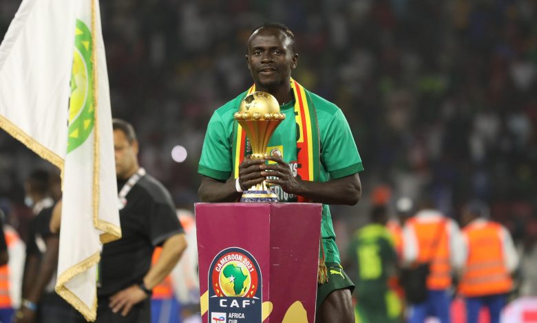ماني يكشف سر لقطته الشهيرة مع صلاح وأبو جبل في كأس الأمم 2021 ماني يكشف سر لقطته الشهيرة مع صلاح وأبو جيل في كأس الأمم 2021
