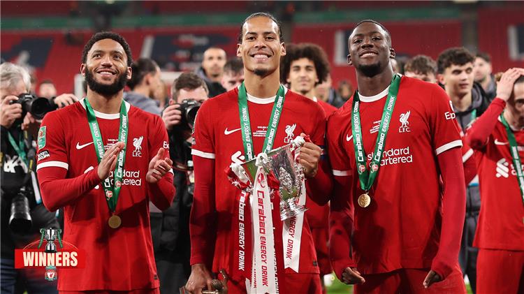 احتفال محمد صلاح مع زملائه بلقب كأس كاراباو احتفال محمد صلاح مع زملائه بلقب كأس كاراباو